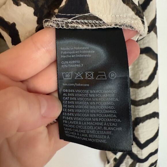 H&M Geometric Black and Cream Long Sleeve Cropped Top - Picture 5 of 5